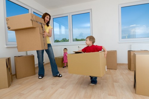 Packing and transport support with a removal van in Bow
